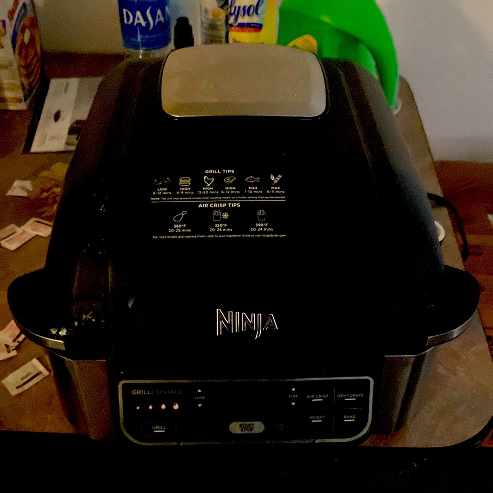 Ninja foodie grill jus got it works fine looking to sell asap barely used..